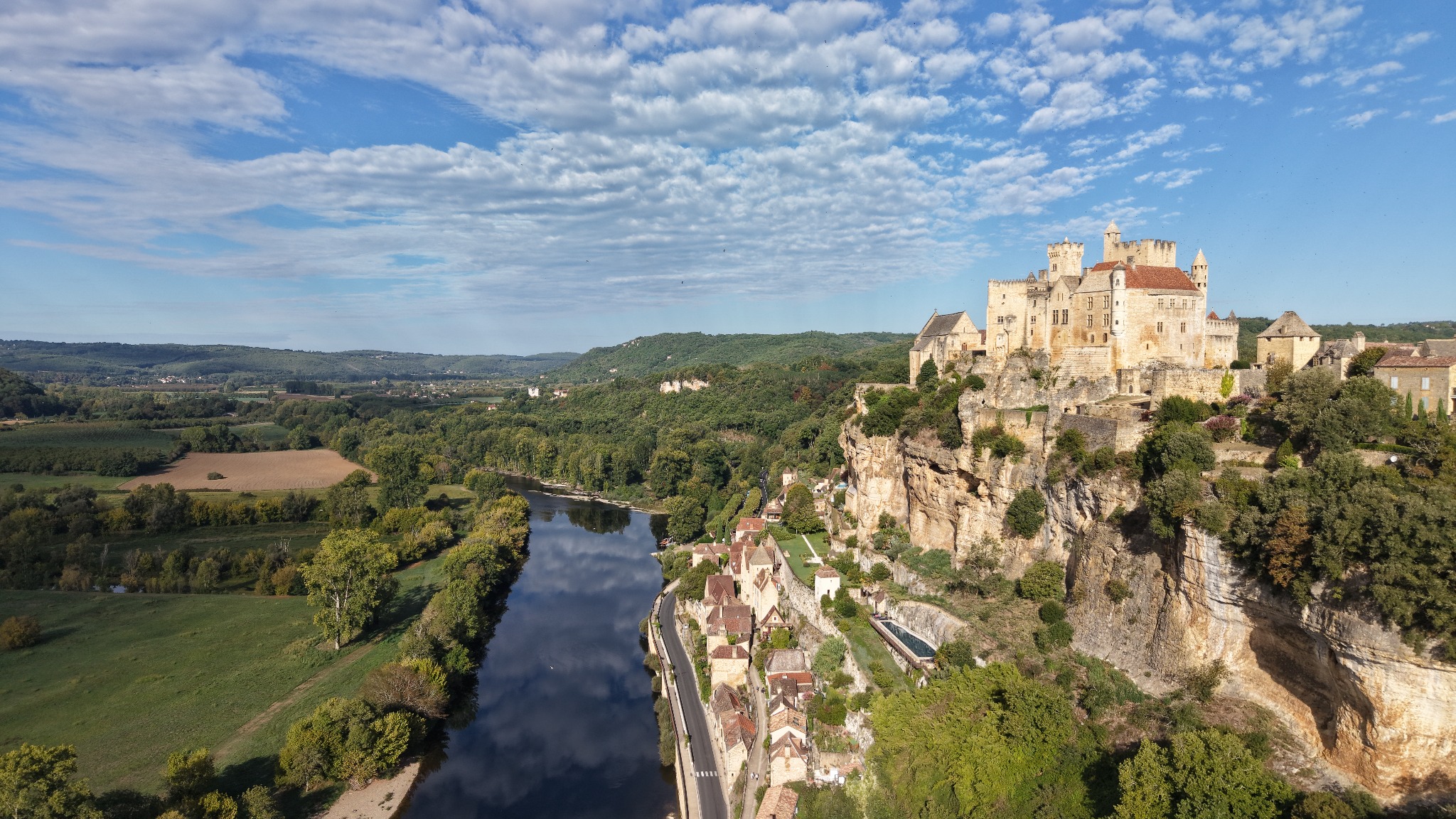 Vue aérienne du château de Beynac et de la Dordogne, photographiée par Waira Solutions